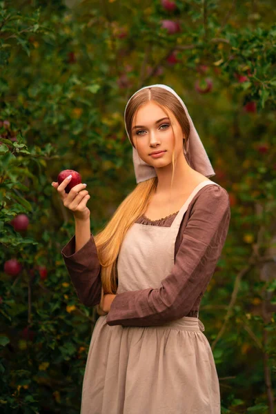 Retrato Una Hermosa Chica Rubia Vestido Medieval Delantal Tomando Manzana — Foto de Stock