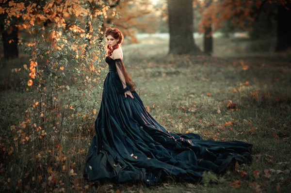 Portret Wspaniałej Dziewczyny Gotyckiej Mody Stojącej Pobliżu Jesiennego Drzewa Fantasy — Zdjęcie stockowe