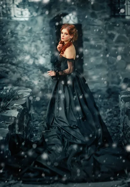 Zimowy Portret Pięknej Rudej Dziewczyny Gotyckim Czarnym Stylu Piękna Młoda — Zdjęcie stockowe