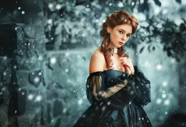 ゴシックブラックスタイルの美しい赤い髪の女の子の冬の肖像画 雪の結晶の下でかなり若い王女と女王 コールドアート作品 — ストック写真
