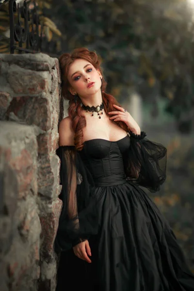 Portret Wspaniałej Dziewczyny Gotyckiej Mody Stojącej Pobliżu Kamiennego Muru Fantasy — Zdjęcie stockowe