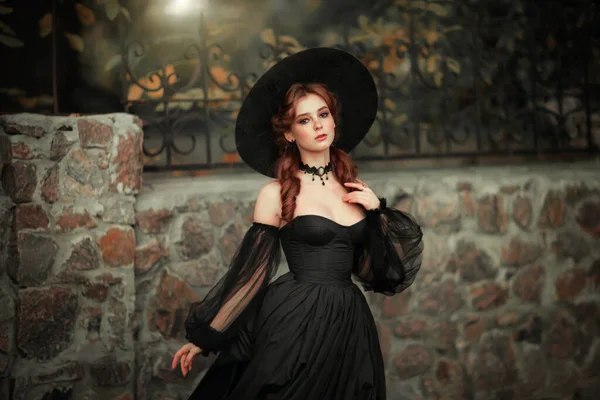 Portret Fată Magnific Moda Gotic Picioare Lângă Perete Piatră Fantasy — Fotografie, imagine de stoc