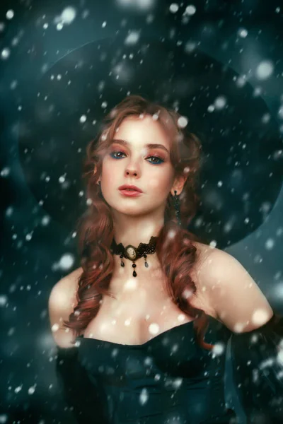 ゴシックブラックスタイルの美しい赤い髪の女の子の冬の肖像画 雪の結晶の下でかなり若い王女と女王 コールドアート作品 — ストック写真