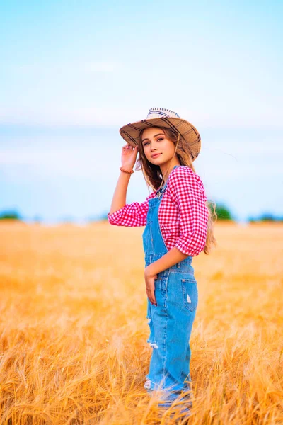 Joven Chica Rubia Bonita Posando Campo Wheat Beautiful Vaquera Con —  Fotos de Stock