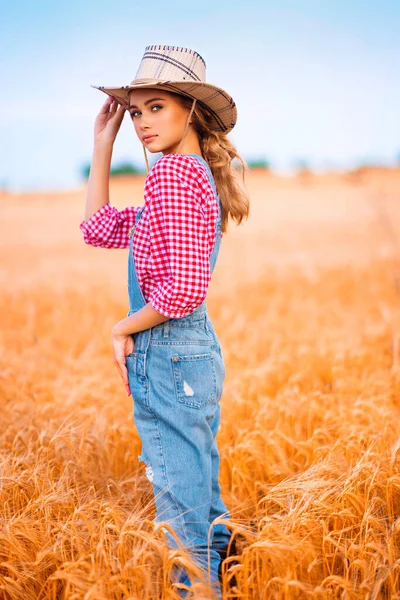 Joven Chica Rubia Bonita Posando Campo Wheat Beautiful Vaquera Con — Foto de Stock