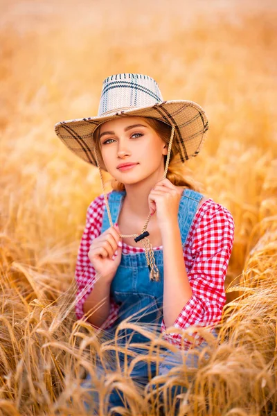 Молодая Симпатичная Блондинка Позирующая Поле Пшеницы Стильная Девица Соломенной Шляпе — стоковое фото