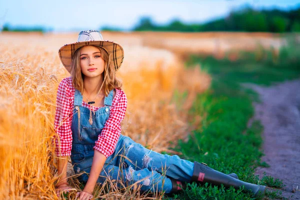 Junge Hübsche Blonde Mädchen Posiert Feld Von Weizen Schöne Stilvolle — Stockfoto