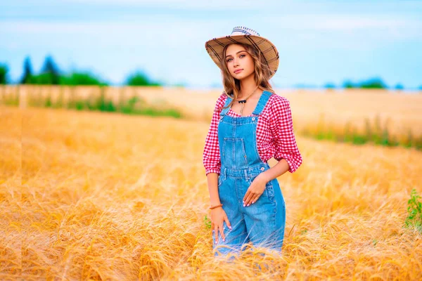 Menina Loira Bonita Jovem Posando Campo Wheat Beautiful Cowgirl Elegante — Fotografia de Stock