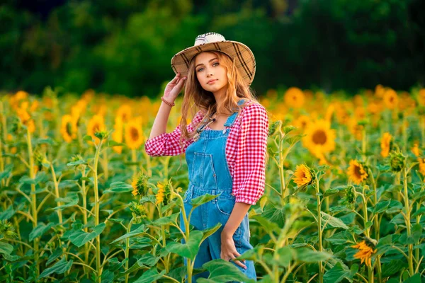 Young Pretty Blonde Girl Posing Field Sunflowers Beautiful Stylish Cowgirl — Stock Photo, Image