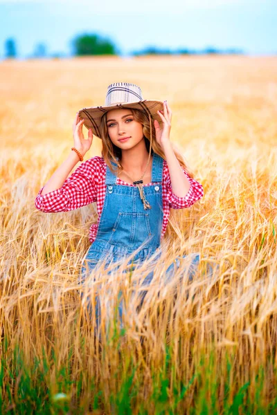 Joven Chica Rubia Bonita Posando Campo Wheat Beautiful Vaquera Con —  Fotos de Stock