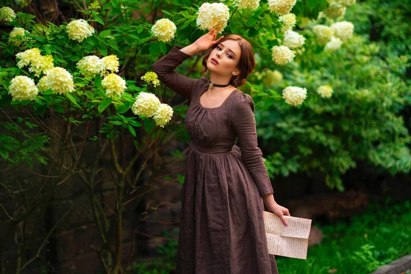 Piękne Rude Włosy Dziewczyna Brązowej Długiej Średniowiecznej Sukience Vintage Choker — Zdjęcie stockowe