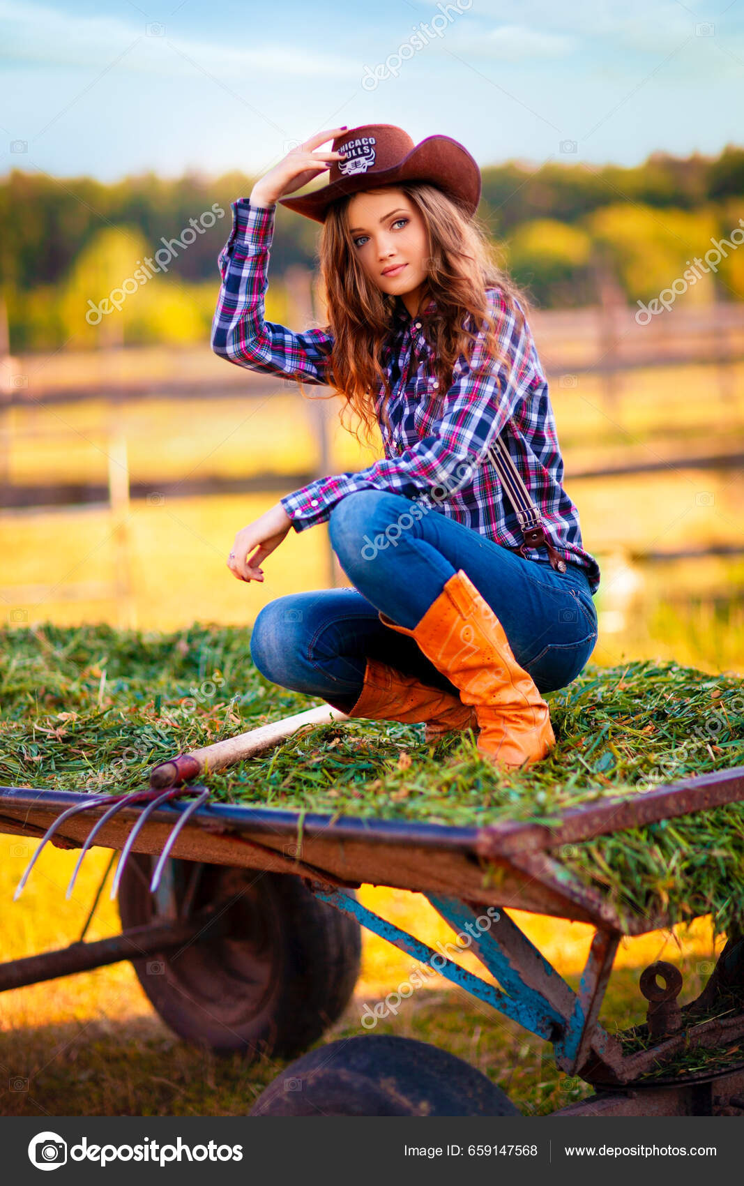 Joven Chica Hermosa Sombrero Vaquero Jeans Camisa Cuadros Posando