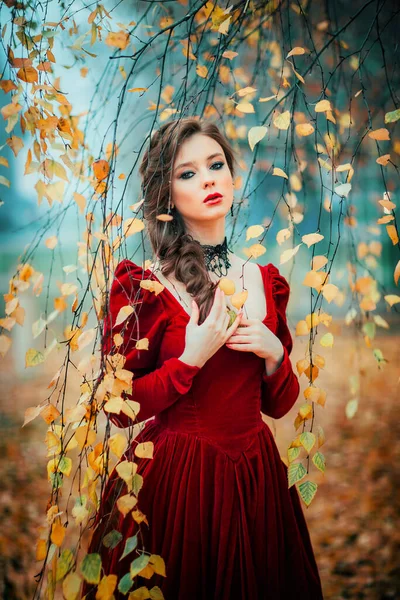美丽的时尚哥特式女孩站在秋天的森林里的画像 幻想的艺术作品 漂亮的红头发模特 头戴宝剑 年轻的公主武士的童话 — 图库照片