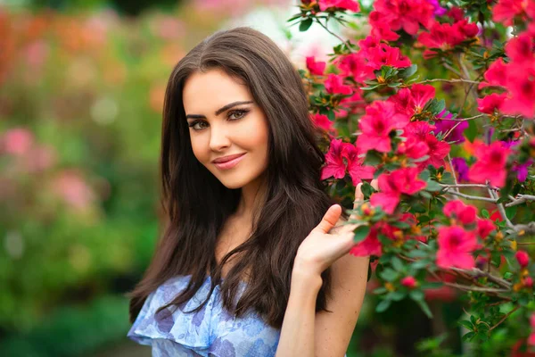 Çiçeklerin Yanında Duran Taç Giymiş Güzel Bir Kızın Portresi Romantik — Stok fotoğraf