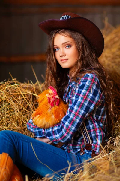 Fiatal Gyönyörű Lány Cowboy Kalapban Farmerban Kockás Ingben Tyúkkal Pózolva — Stock Fotó