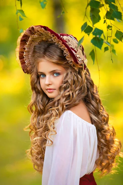 漂亮的年轻姑娘穿着老式衣服 户外戴着可爱的红帽 浪漫女孩的艺术作品 漂亮的金发美女 大大的蓝眼睛 — 图库照片