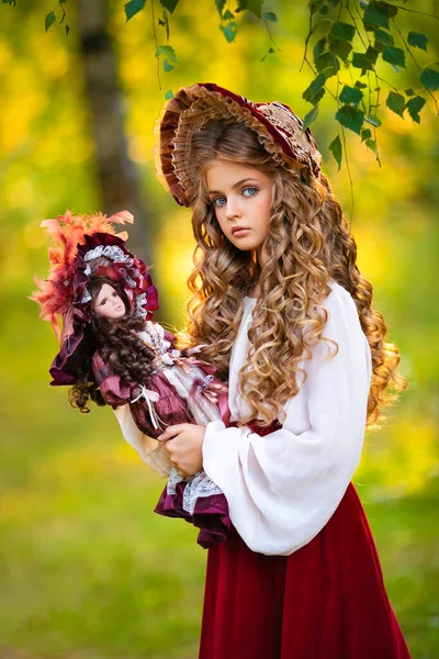 Piękna Młoda Dziewczyna Sukience Vintage Ładny Czerwony Kaptur Zewnątrz Dzieło — Zdjęcie stockowe