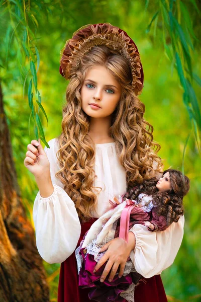 Красивая Молодая Девушка Винтажном Платье Милый Красный Капюшон Открытом Воздухе — стоковое фото