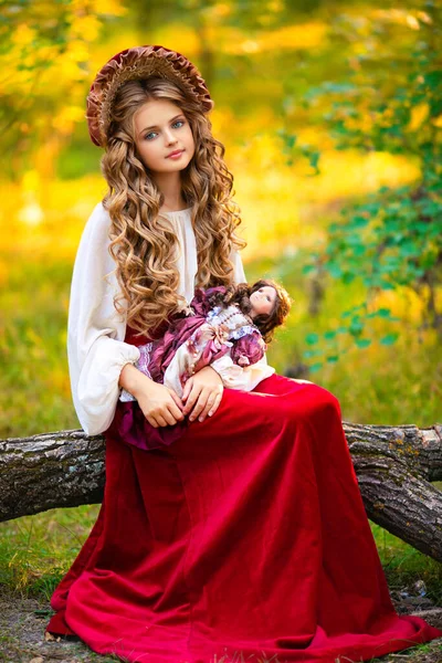 Belle Jeune Fille Robe Vintage Mignonne Capuche Rouge Plein Air — Photo