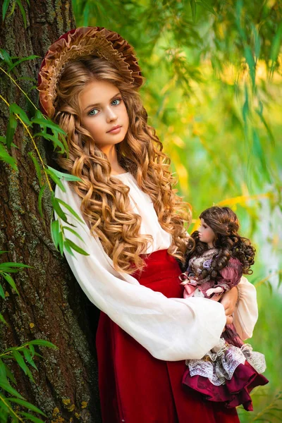 Hermosa Chica Joven Vestido Vintage Linda Capucha Roja Aire Libre —  Fotos de Stock