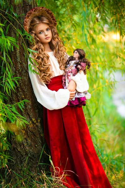 ヴィンテージドレスとかわいい赤いフードの屋外で美しい若い女の子 人形とロマンチックな少女の芸術作品 可愛いです優しさブロンドモデルとともに巨大な青い目 — ストック写真