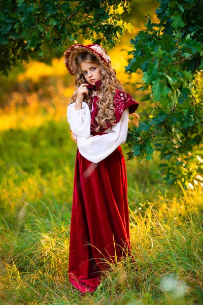 Piękna Młoda Dziewczyna Sukience Vintage Ładny Czerwony Kaptur Zewnątrz Dzieło — Zdjęcie stockowe