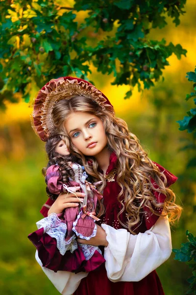 Belle Jeune Fille Robe Vintage Mignonne Capuche Rouge Plein Air — Photo