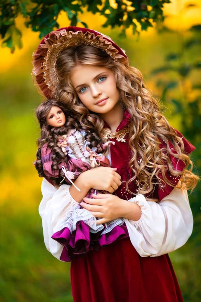 漂亮的年轻姑娘穿着老式衣服 户外戴着可爱的红帽 一个带着洋娃娃的浪漫女孩的艺术作品 漂亮的金发美女 大大的蓝眼睛 — 图库照片