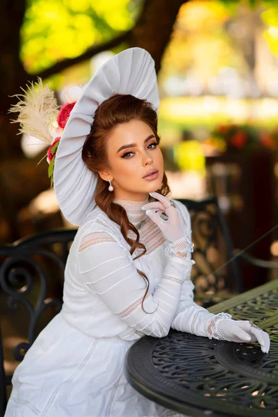Belle Fille Aux Cheveux Rouges Robe Longue Vintage Blanche Chapeau — Photo