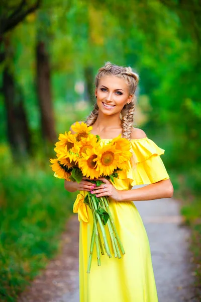 Όμορφη Νεαρή Ξανθιά Κοπέλα Κίτρινο Φόρεμα Απολαμβάνοντας Φύση Χαρούμενο Χαμογελαστό — Φωτογραφία Αρχείου