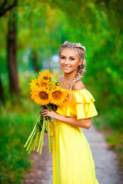 Όμορφη Νεαρή Ξανθιά Κοπέλα Κίτρινο Φόρεμα Απολαμβάνοντας Φύση Χαρούμενο Χαμογελαστό — Φωτογραφία Αρχείου