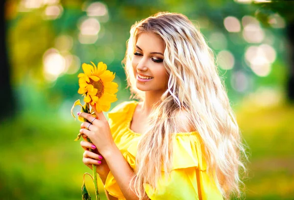 Красива Молода Блондинка Жовтій Сукні Насолоджується Природою Щаслива Усміхнена Жінка — стокове фото