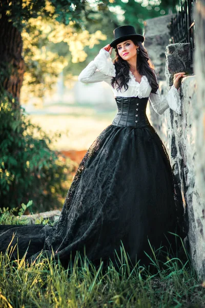 华丽的时尚哥特式女孩的画像 幻想的艺术作品 黑色白色衣服和帽子的迷人的黑发模特 关于年轻公主的童话 — 图库照片