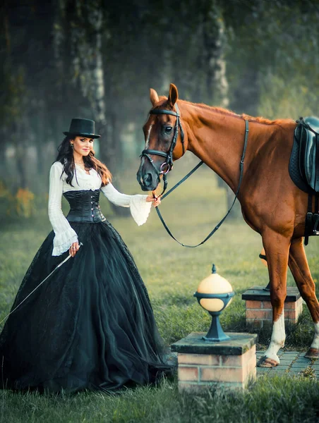 Портрет Великолепной Модной Готической Девушки Идущей Верхом Лошади — стоковое фото