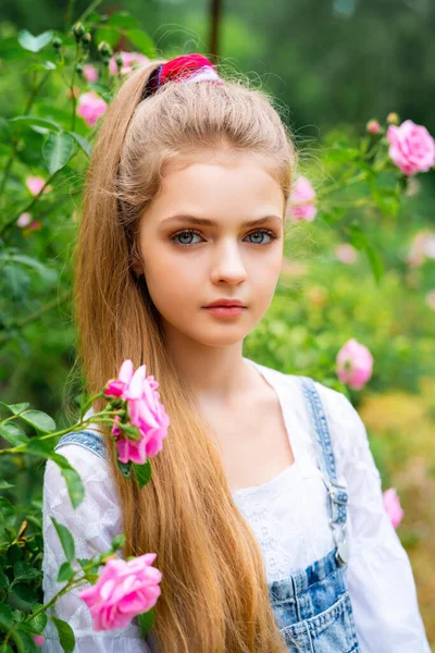 아름다운 금발의 소녀가 정원에서 자연을 즐기는 밀짚모자를 나무와 분홍빛 배경에 — 스톡 사진