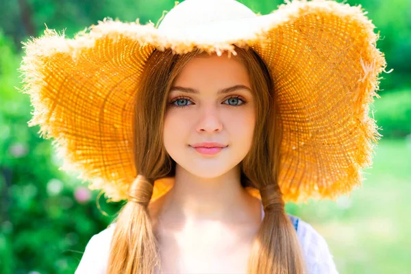 Όμορφη Πλεκτή Ξανθιά Κοπέλα Φορώντας Denim Φόρμες Και Ψάθινο Καπέλο — Φωτογραφία Αρχείου