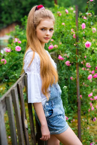Vacker Flätad Blond Flicka Bär Denim Overaller Och Halmhatt Njuter — Stockfoto