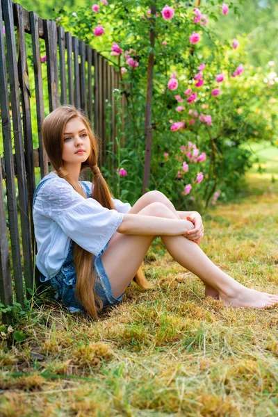 Krásná Pletené Blondýny Dívka Džínové Kombinéze Slamák Těší Přírodu Růžové — Stock fotografie