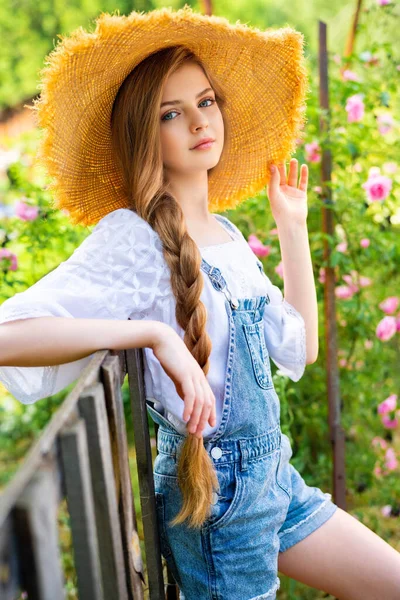 Gyönyörű Fonott Szőke Lány Farmerben Szalmakalapot Visel Élvezi Természetet Rózsakertben — Stock Fotó