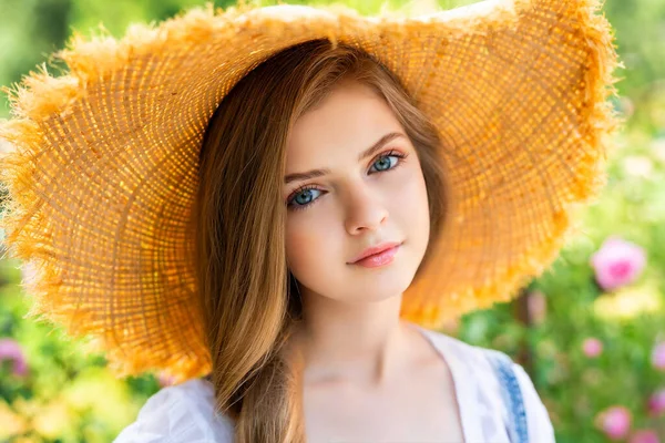 Hermosa Chica Rubia Trenzada Con Overoles Mezclilla Sombrero Paja Disfrutando —  Fotos de Stock