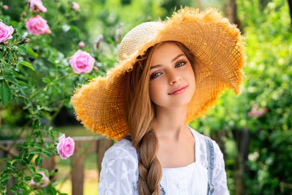 Όμορφη Πλεκτή Ξανθιά Κοπέλα Φορώντας Denim Φόρμες Και Ψάθινο Καπέλο — Φωτογραφία Αρχείου