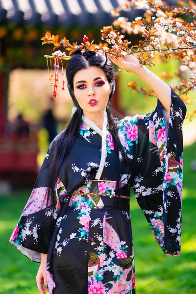 Pagoda Yakınlarındaki Çiçek Bahçesinde Poz Veren Uzun Saçlı Kimonolu Güzel — Stok fotoğraf