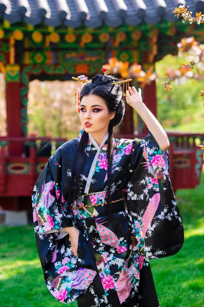 Pagoda Yakınlarındaki Çiçek Bahçesinde Poz Veren Uzun Saçlı Kimonolu Güzel — Stok fotoğraf