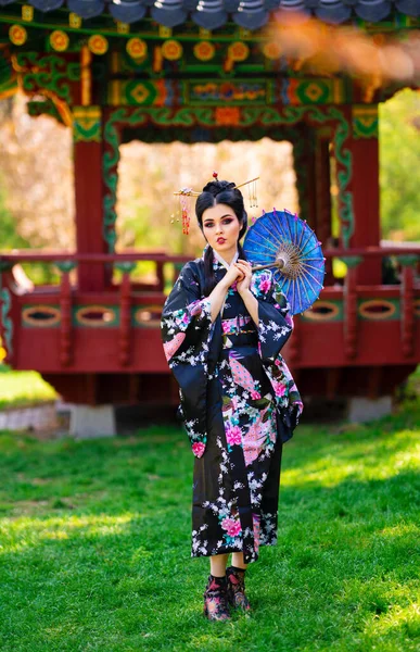 Piękna Azjatycka Brunetka Dziewczyna Kijami Włosach Kimono Pozuje Kwitnącym Ogrodzie — Zdjęcie stockowe