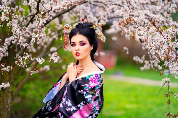 Bella Ragazza Bruna Asiatica Con Bastoni Capelli Kimono Posa Giardino — Foto Stock