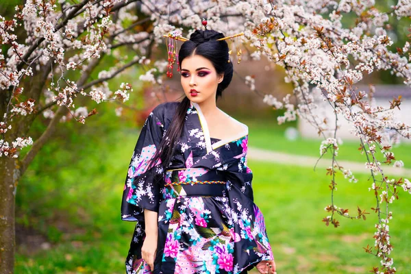 Bella Ragazza Bruna Asiatica Con Bastoni Capelli Kimono Posa Giardino — Foto Stock