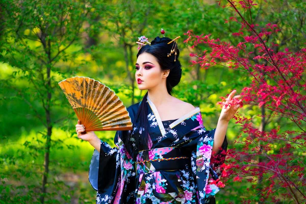 Krásná Asijská Brunetka Dívka Holí Vlasech Kimono Pózování Květinové Zahradě — Stock fotografie