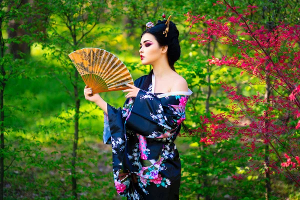 Piękna Azjatycka Brunetka Dziewczyna Kijami Włosach Kimono Pozujących Ogrodzie Kwiatowym — Zdjęcie stockowe