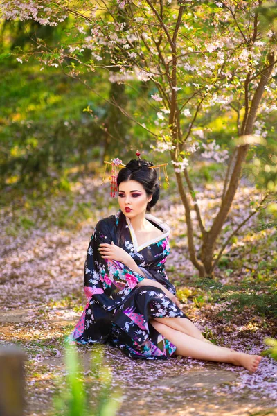 Belle Fille Brune Asiatique Avec Des Bâtons Dans Les Cheveux — Photo