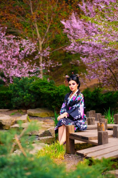 Красивая Азиатская Брюнетка Палками Волосах Кимоно Позирует Цветущем Саду Весенние — стоковое фото